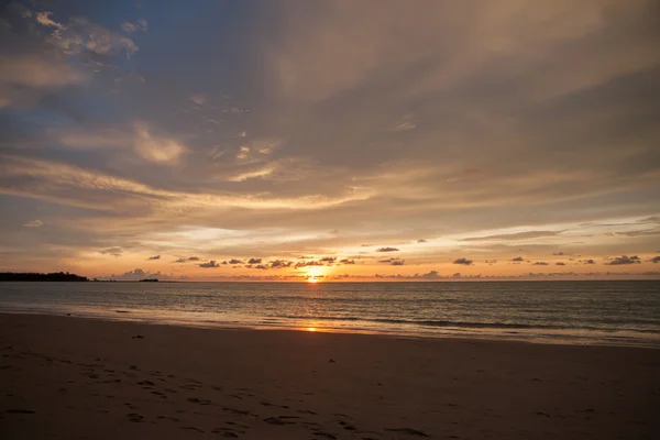 Puesta de sol del mar en Phuket, Tailandia . — Foto de Stock