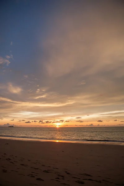 Puesta de sol del mar en Phuket, Tailandia . — Foto de Stock