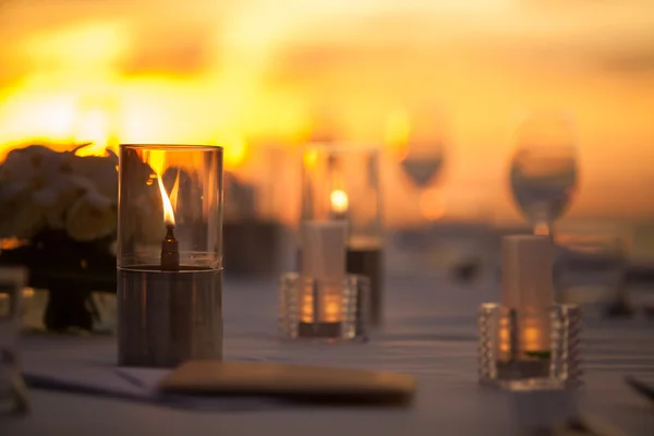 Apparecchiare la tavola a un ricevimento di nozze — Foto Stock
