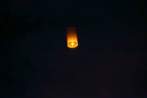 Faroles flotantes en el cielo nocturno — Foto de Stock