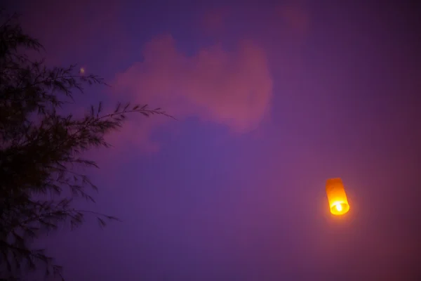 Floating lanterns in the evening sky — Stock Photo, Image