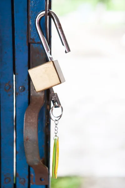 Cadeado aberto velho e chave com porta de aço velha — Fotografia de Stock