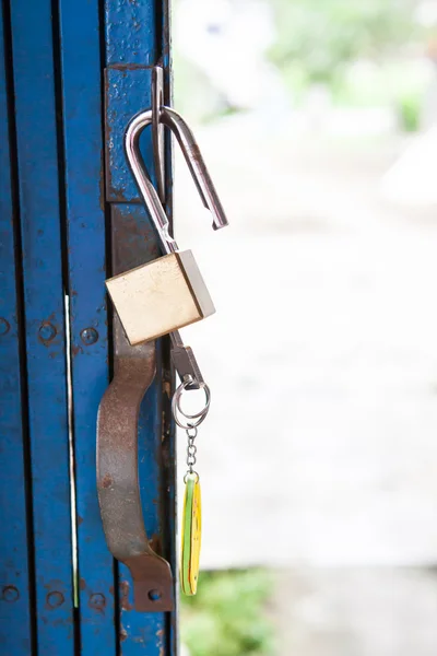 Gamla öppna hänglås och nyckel med gamla ståldörr — Stockfoto