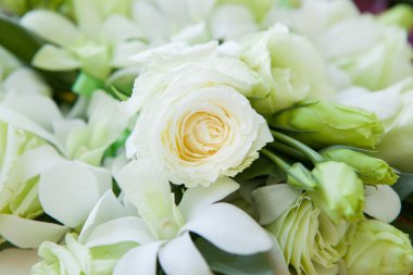 Düğün töreninde çiçek aranjmanı. 