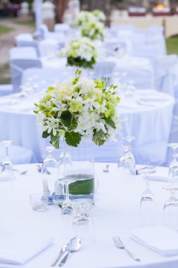 Sahilde yemek masası