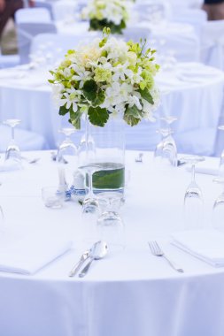 Sahilde yemek masası