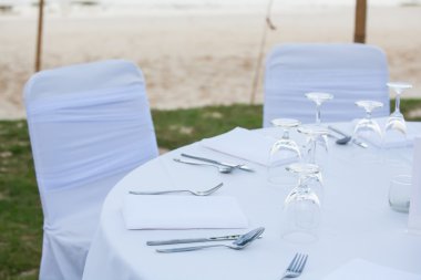 Sahilde yemek masası