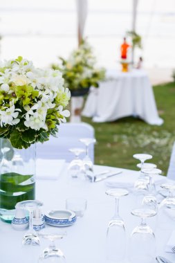 Sahilde yemek masası