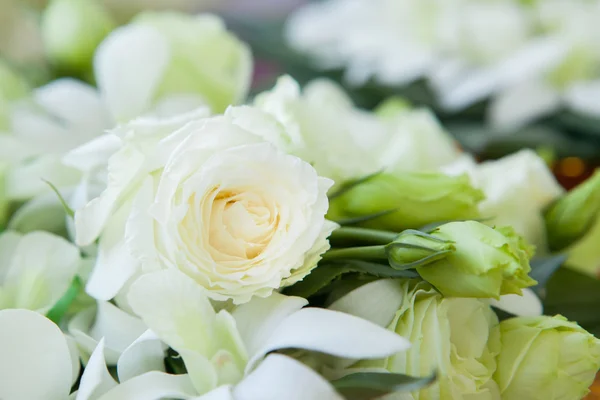 Blumenschmuck bei einer Hochzeitszeremonie — Stockfoto