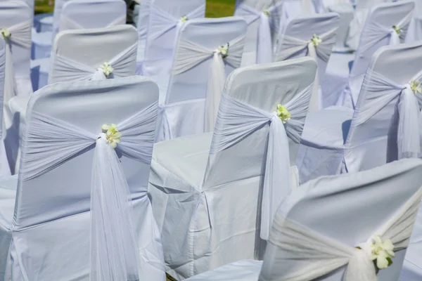 Hochzeitsstuhl aufgestellt — Stockfoto