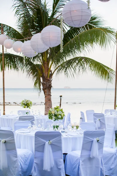 De tafel op het strand — Stockfoto