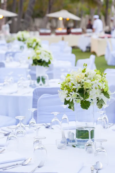 Sahilde yemek masası