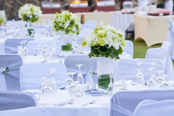 De tafel op het strand — Stockfoto