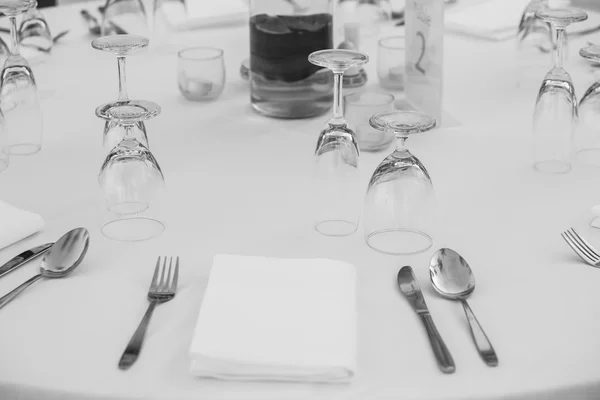 De tafel op het strand — Stockfoto