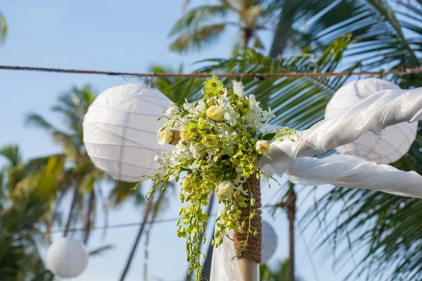 Primer plano de la boda hermosa decorada en la configuración de la boda de playa — Foto de Stock