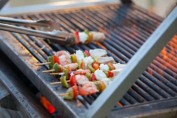 Grillé fruits de mer mélangés grillés dans des flammes de barbecue . — Photo