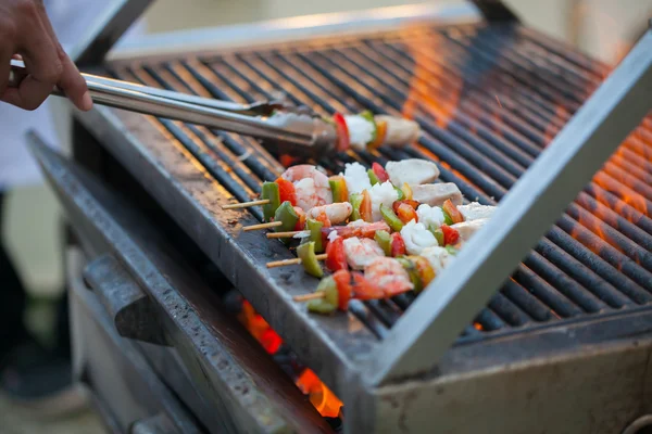 Grilled barbecued mixed seafood in BBQ Flames. — Stock Photo, Image