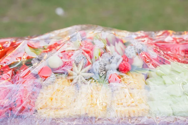 Verschiedene Früchte, eingewickelt in Frischhaltefolie-Set für das Hochzeitsessen — Stockfoto