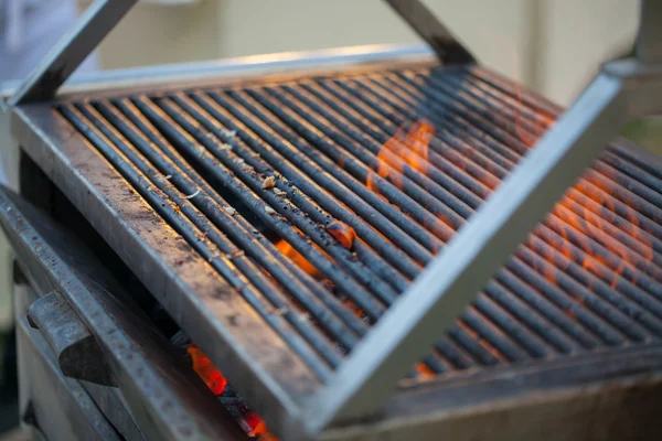 Empty Hot Barbecue Cast Iron Grill With Glowing Charcoal Backgro — Stock Photo, Image