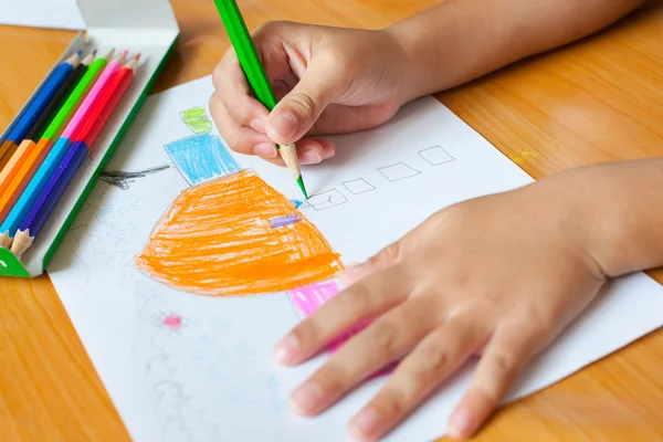 Kinderen tekenen en schilderen — Stockfoto