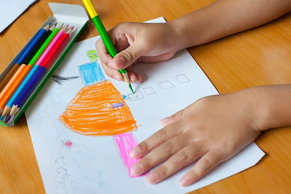 Tekening en schilderkunst voor kinderen (bescherming tegen COVID 19) — Stockfoto