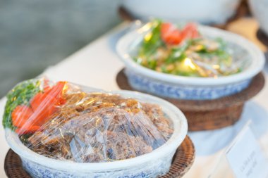 Bir kase plastik wrap ile baharatlı balık.