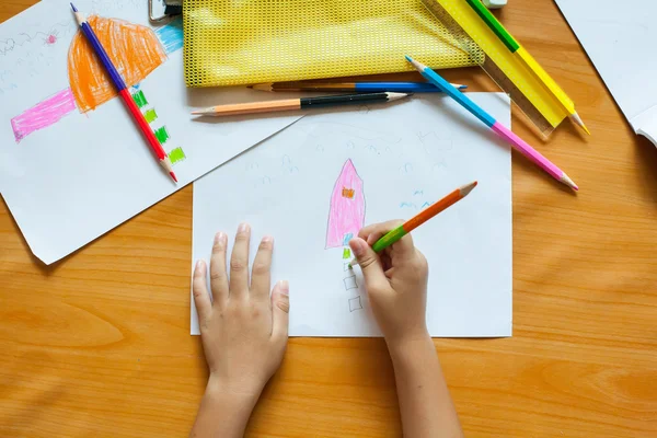 Детский рисунок и живопись — стоковое фото
