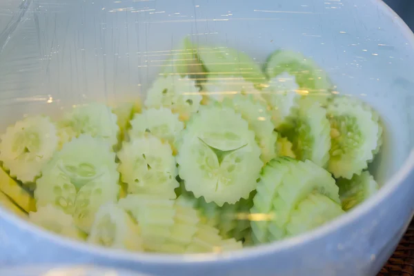 Verduras en un recipiente de vidrio en la envoltura de plástico . —  Fotos de Stock