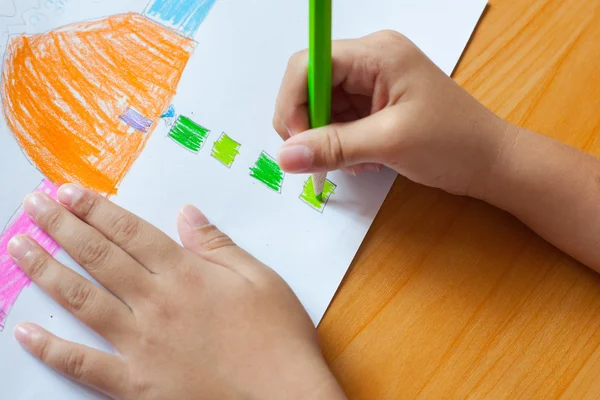 Kinderen tekenen en schilderen — Stockfoto