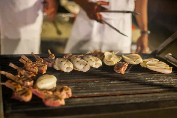 Gegrilde gebarbecued gemengde zeevruchten in BBQ-Vlammen. — Stockfoto