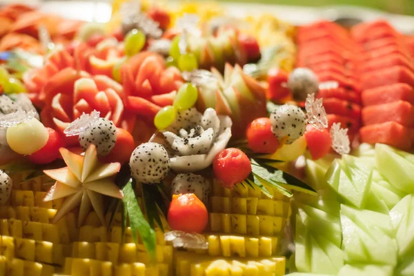什锦的水果，为婚礼晚宴设置 — 图库照片
