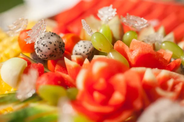 Çeşitli meyveler, düğün yemeği için ayarla — Stok fotoğraf