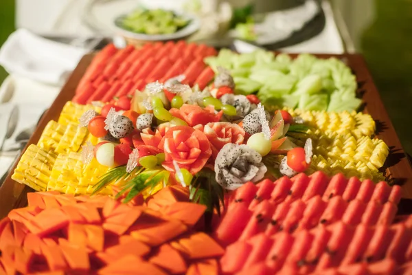 Frutas sortidas, definidas para o jantar de casamento — Fotografia de Stock