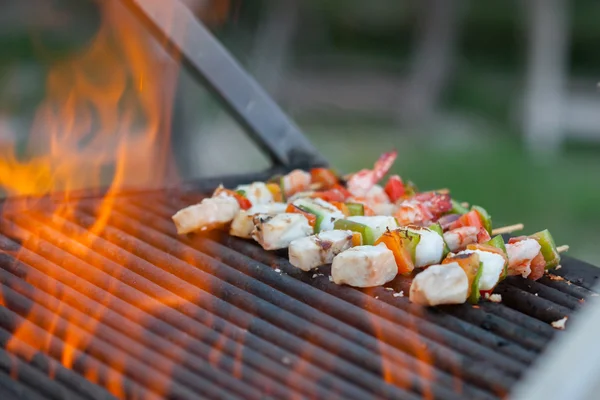 Gegrilde gebarbecued gemengde zeevruchten in BBQ-Vlammen. — Stockfoto