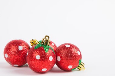 Beyaz kağıt backgrou üzerinde Noel ağaçları dekorasyon için donatım