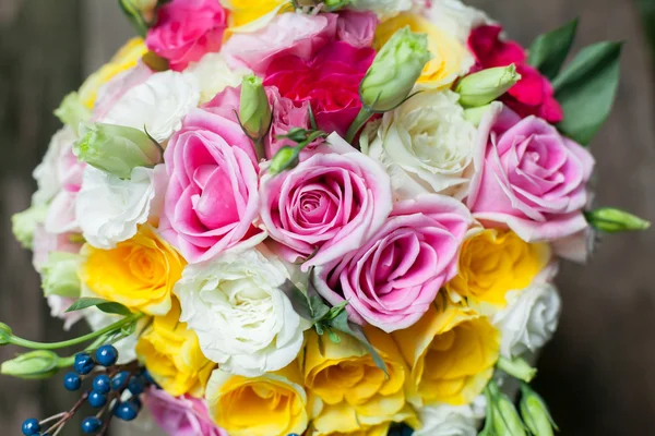 Bunter Strauß Rosen bis hin zu Hochzeitsarrangements. — Stockfoto