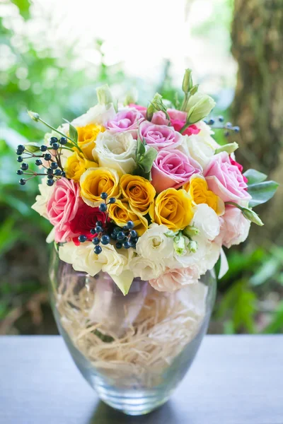 Renkli buket gül düğün düzenlemeleri.