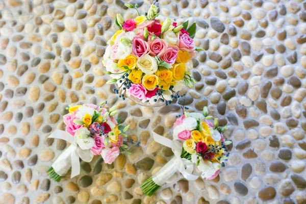 Colorido ramo de rosas a los arreglos de boda . — Foto de Stock