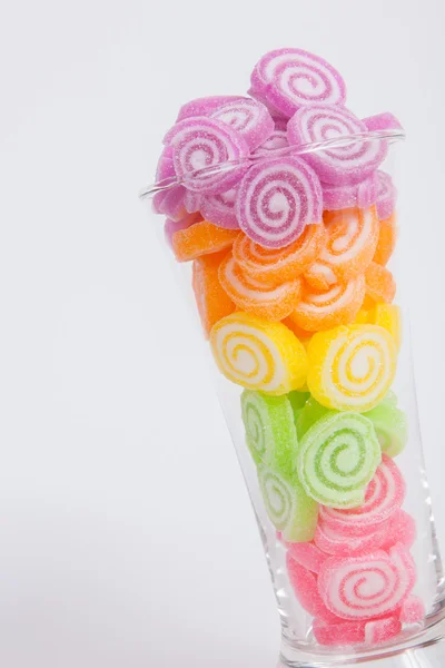 Gelée sucrée, fruits aromatisés, dessert aux bonbons coloré en verre sur wh — Photo
