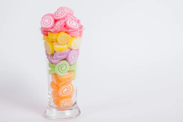 Сладкое желе, ароматные фрукты, сладкий десерт красочный в стакане на WH — стоковое фото