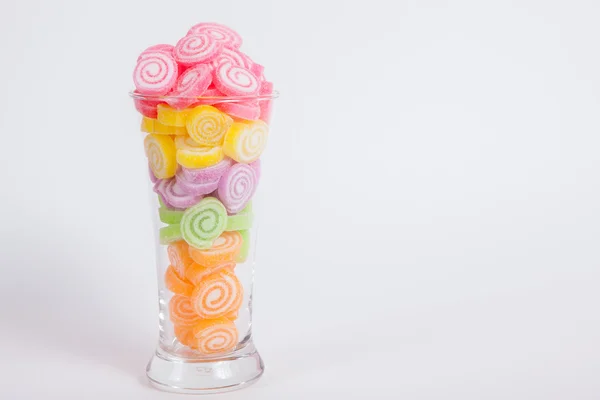 Gelée sucrée, fruits aromatisés, dessert aux bonbons coloré en verre sur wh — Photo