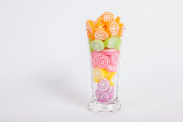 Jalea dulce, fruta sabor, postre de caramelo colorido en vidrio en wh — Foto de Stock