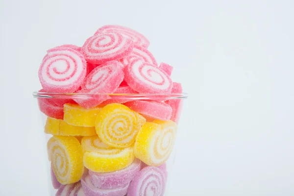 Gelatina dolce, sapore di frutta, caramelle dolci colorate in vetro su wh — Foto Stock