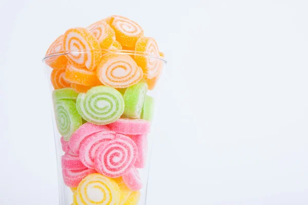 Gelatina dolce, sapore di frutta, caramelle dolci colorate in vetro su wh — Foto Stock