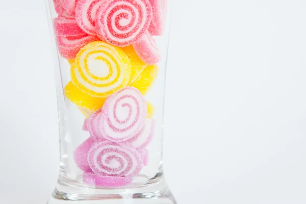 Želé sladký, chuť ovoce, cukroví dezert barevné sklo na wh — Stock fotografie