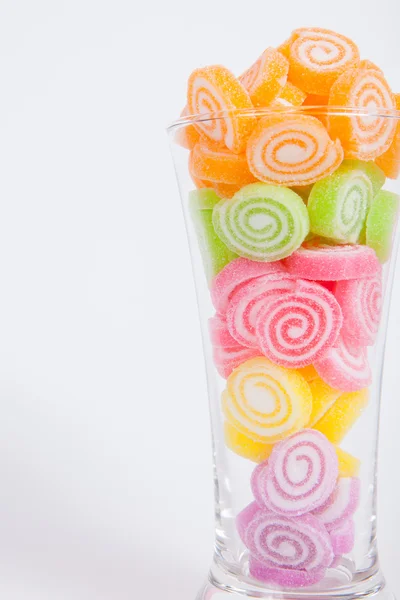 Jalea dulce, fruta sabor, postre de caramelo colorido en vidrio en wh —  Fotos de Stock