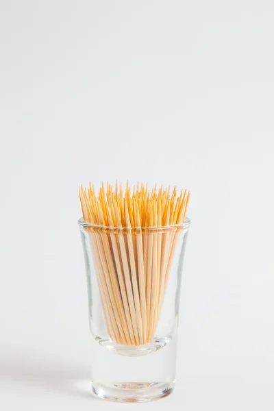 Palito de dente no vidro sobre fundo de papel branco — Fotografia de Stock