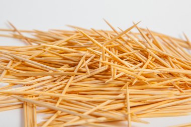 Beyaz Kağıt arka plan üzerinde kürdan demet