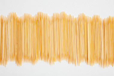 Beyaz Kağıt arka plan üzerinde kürdan demet