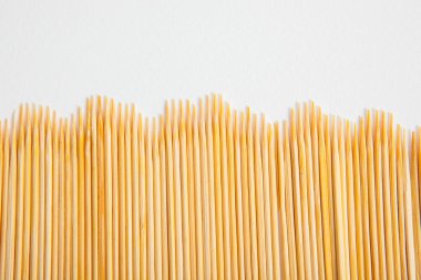 Beyaz Kağıt arka plan üzerinde kürdan demet